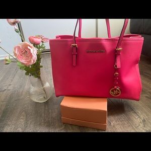 Used Michael kors hot pink jet set travel bag